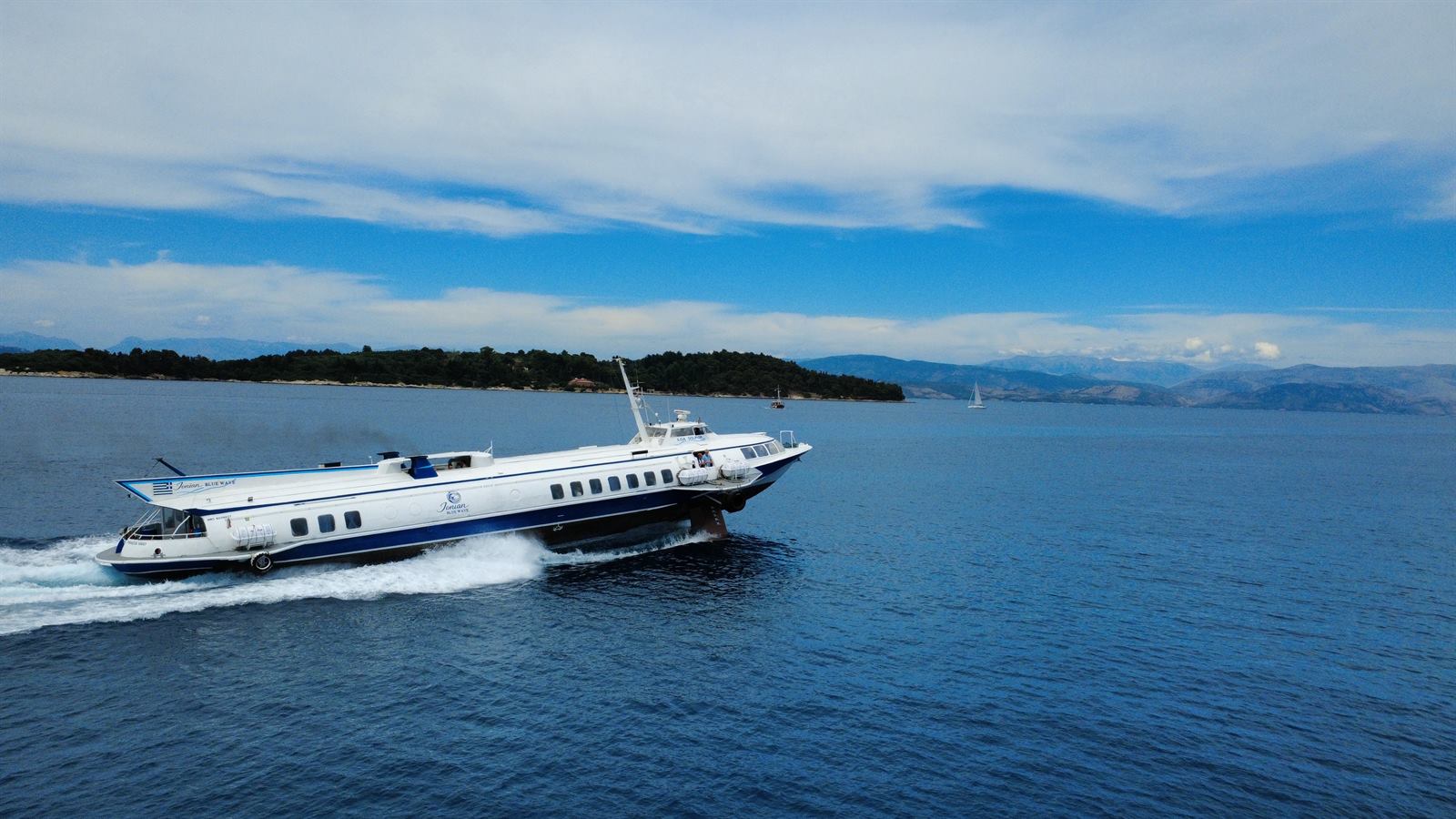 The hydrofoil Ilida Dolphin at full speed on the Ionian sea